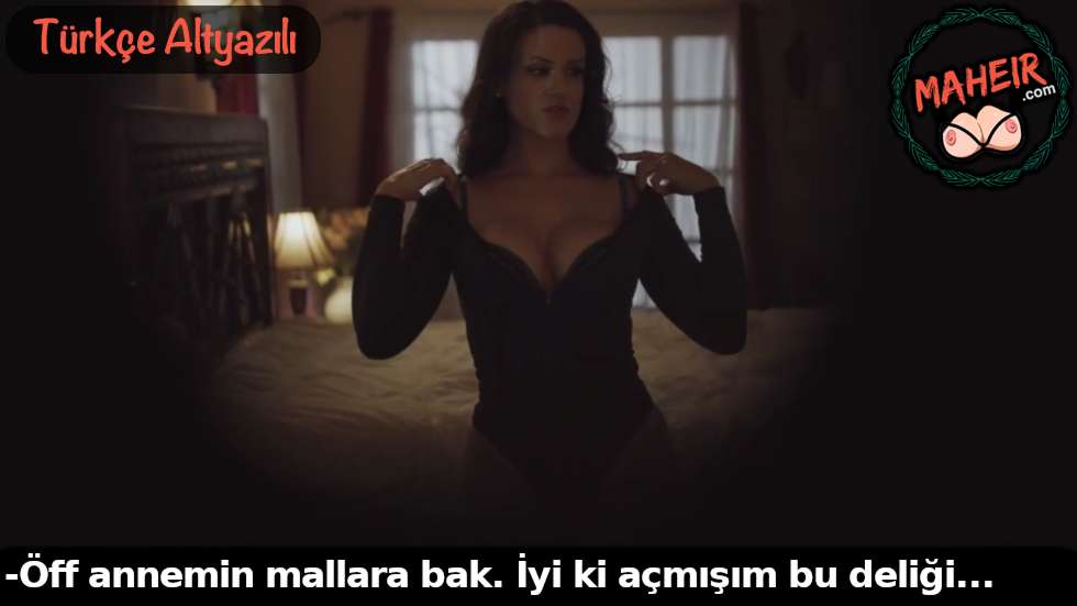 Kitaplığı ve duvarı oydum Annemi giyinirken dikizledim